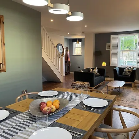 Light-filled Eco-home With Patio