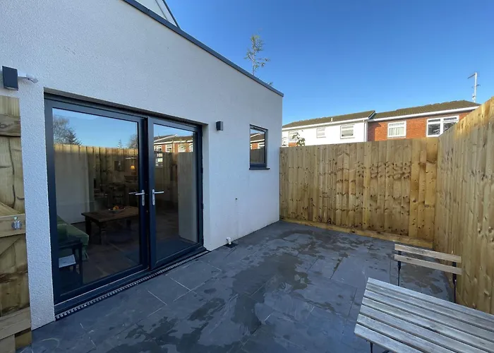 度假居 Light-filled Eco-home With Patio *