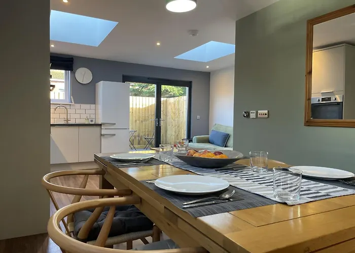 度假居 Light-filled Eco-home With Patio