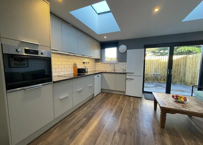 度假居 Light-filled Eco-home With Patio