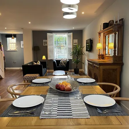 度假居 Light-filled Eco-home With Patio *