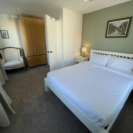 度假居 Light-filled Eco-home With Patio *