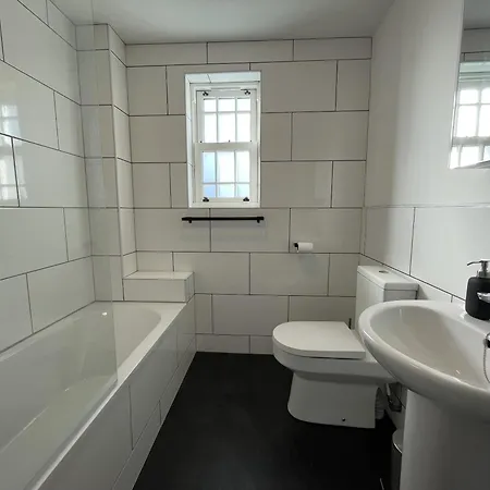 度假居 Light-filled Eco-home With Patio