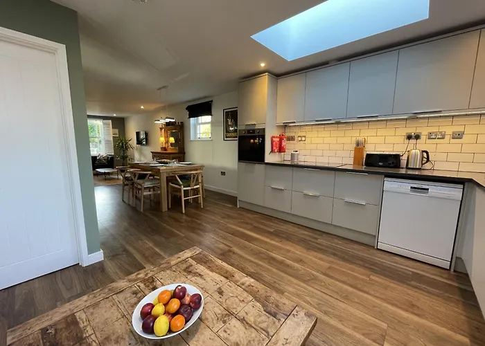 Light-filled Eco-home With Patio Holiday home Bristol