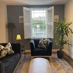 Light-filled Eco-home With Patio Holiday home Bristol