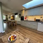 Light-filled Eco-home With Patio Holiday home Bristol